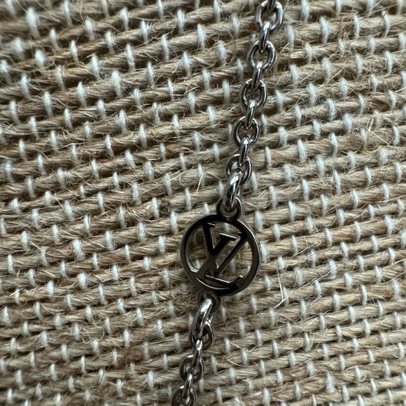 Louis Vuitton V necklace with full inclusion - Picture 3 of 6